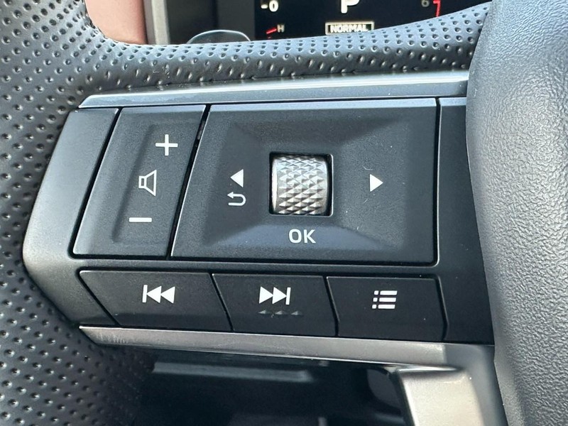 Mitsubishi Outlander Vehicle Full-screen Gallery Image 14