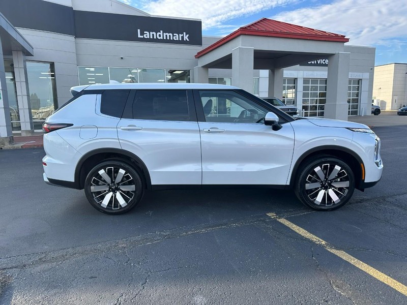 Mitsubishi Outlander Vehicle Full-screen Gallery Image 2