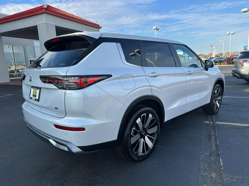 Mitsubishi Outlander Vehicle Full-screen Gallery Image 3