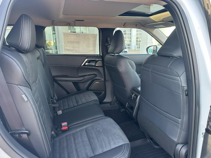 Mitsubishi Outlander Vehicle Full-screen Gallery Image 4