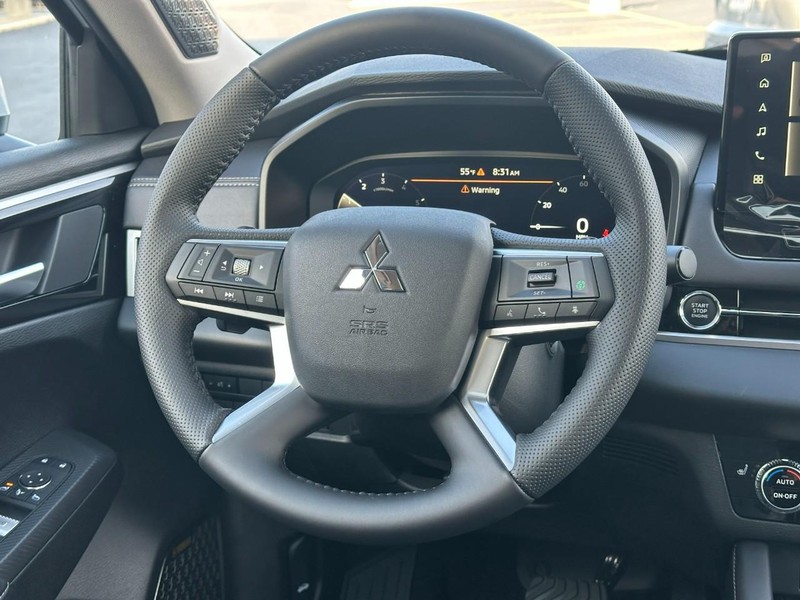 Mitsubishi Outlander Vehicle Full-screen Gallery Image 7