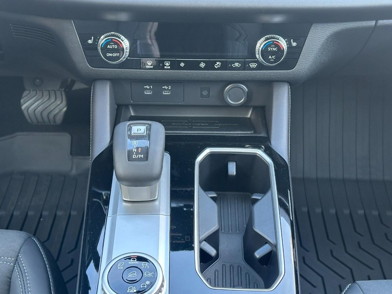 Mitsubishi Outlander Vehicle Full-screen Gallery Image 9