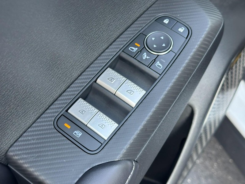 Mitsubishi Outlander Vehicle Full-screen Gallery Image 10