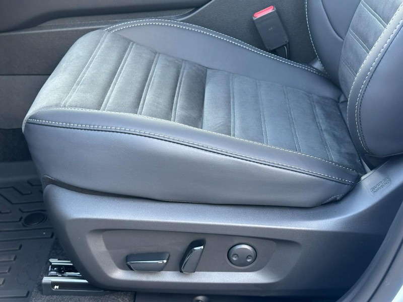 Mitsubishi Outlander Vehicle Full-screen Gallery Image 11