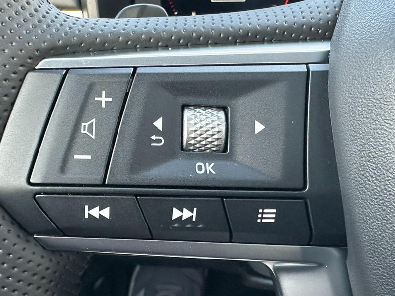 Mitsubishi Outlander Vehicle Full-screen Gallery Image 12