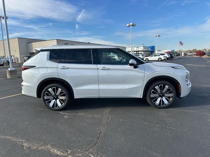 Mitsubishi Outlander Vehicle Full-screen Gallery Image 2