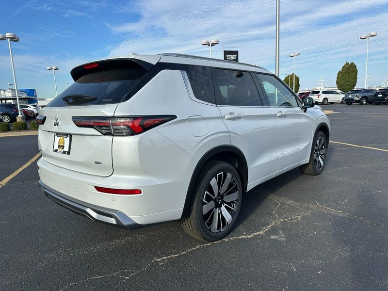 Mitsubishi Outlander Vehicle Full-screen Gallery Image 3