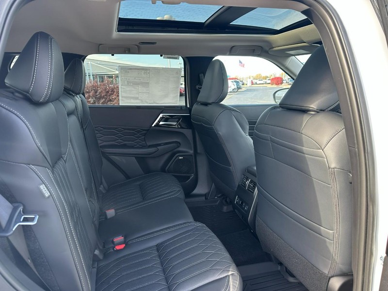 Mitsubishi Outlander Vehicle Full-screen Gallery Image 4