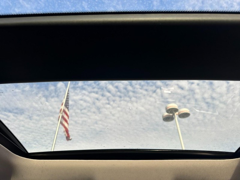 Mitsubishi Outlander Vehicle Full-screen Gallery Image 5