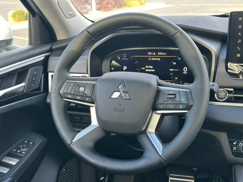 Mitsubishi Outlander Vehicle Full-screen Gallery Image 7