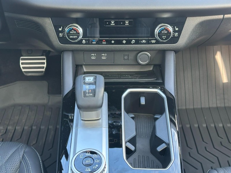 Mitsubishi Outlander Vehicle Full-screen Gallery Image 9