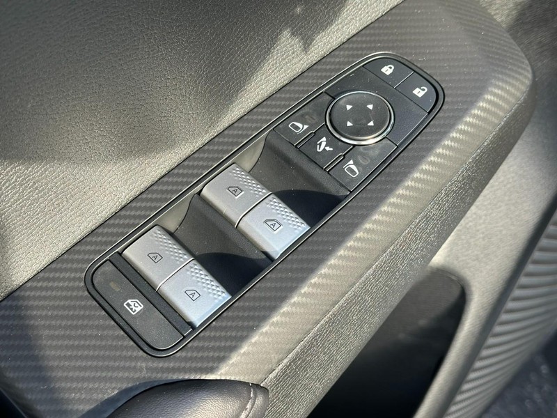 Mitsubishi Outlander Vehicle Full-screen Gallery Image 10