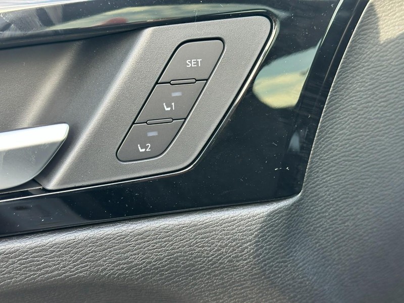 Mitsubishi Outlander Vehicle Full-screen Gallery Image 11