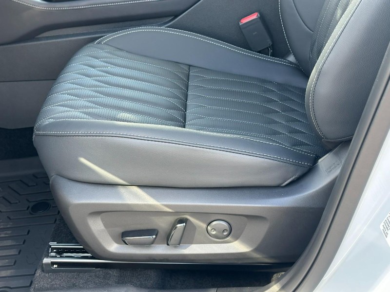 Mitsubishi Outlander Vehicle Full-screen Gallery Image 12