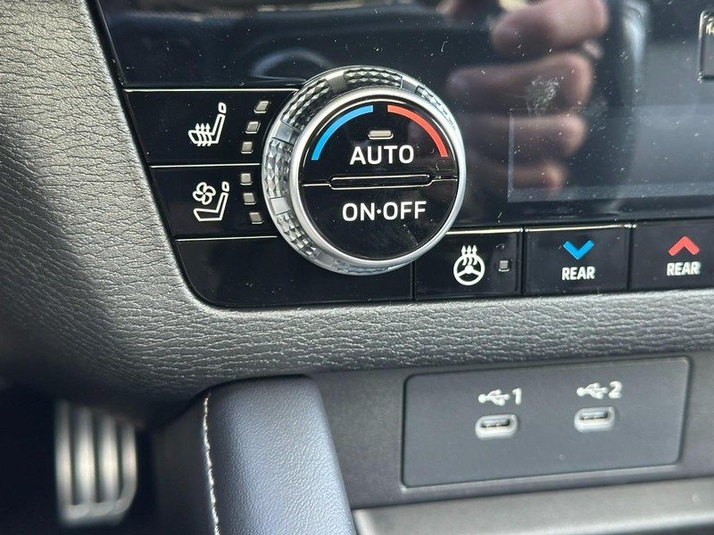 Mitsubishi Outlander Vehicle Full-screen Gallery Image 16