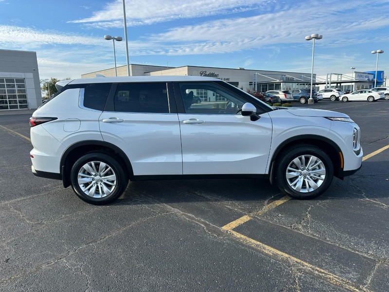 Mitsubishi Outlander Vehicle Full-screen Gallery Image 2