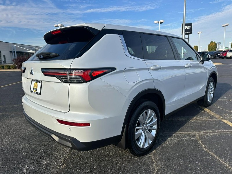 Mitsubishi Outlander Vehicle Full-screen Gallery Image 3