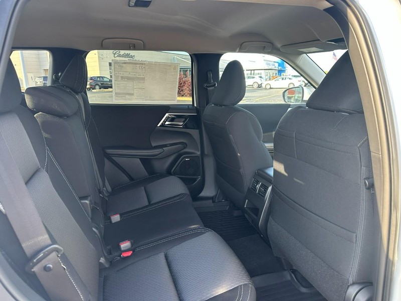 Mitsubishi Outlander Vehicle Full-screen Gallery Image 4