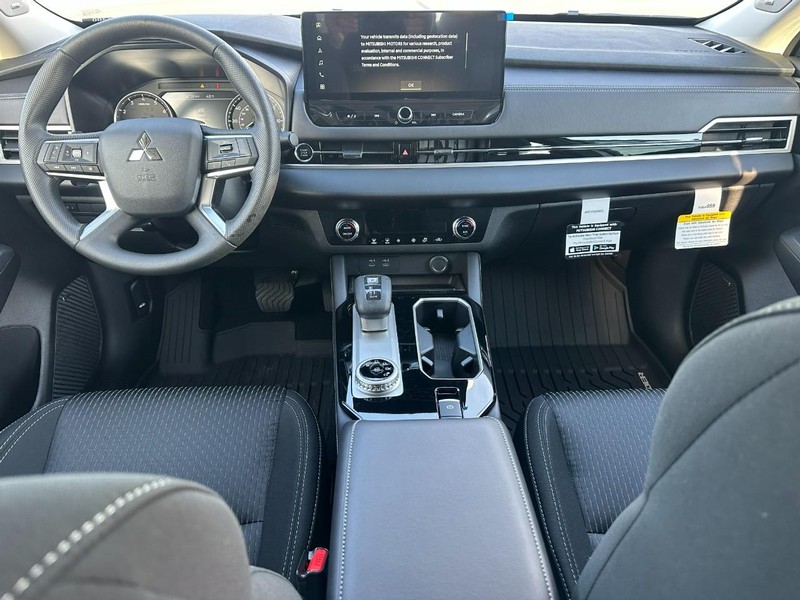 Mitsubishi Outlander Vehicle Full-screen Gallery Image 5