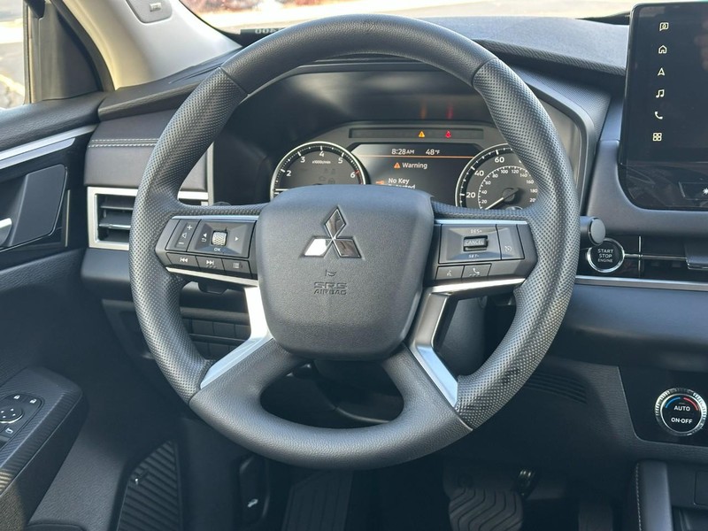 Mitsubishi Outlander Vehicle Full-screen Gallery Image 6
