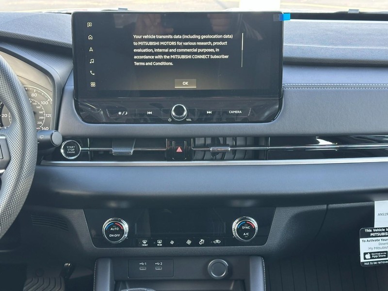 Mitsubishi Outlander Vehicle Full-screen Gallery Image 7