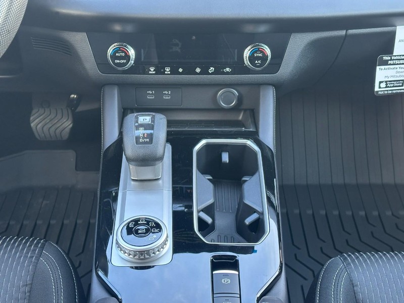 Mitsubishi Outlander Vehicle Full-screen Gallery Image 8