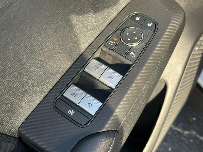 Mitsubishi Outlander Vehicle Full-screen Gallery Image 9