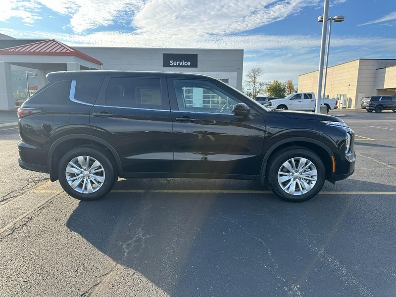 Mitsubishi Outlander Vehicle Full-screen Gallery Image 2