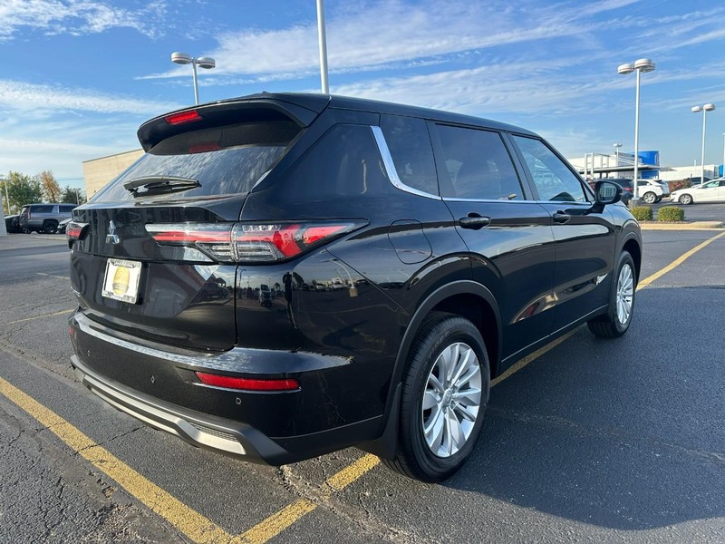 Mitsubishi Outlander Vehicle Full-screen Gallery Image 3