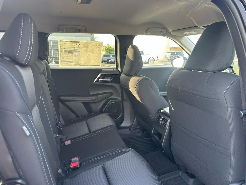 Mitsubishi Outlander Vehicle Full-screen Gallery Image 4