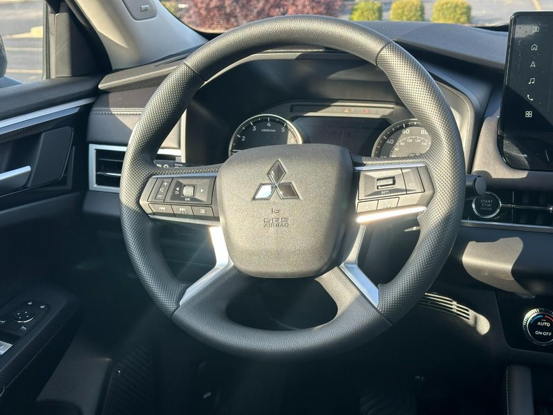 Mitsubishi Outlander Vehicle Full-screen Gallery Image 6