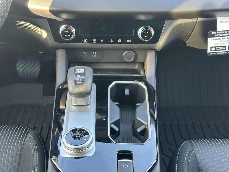 Mitsubishi Outlander Vehicle Full-screen Gallery Image 8