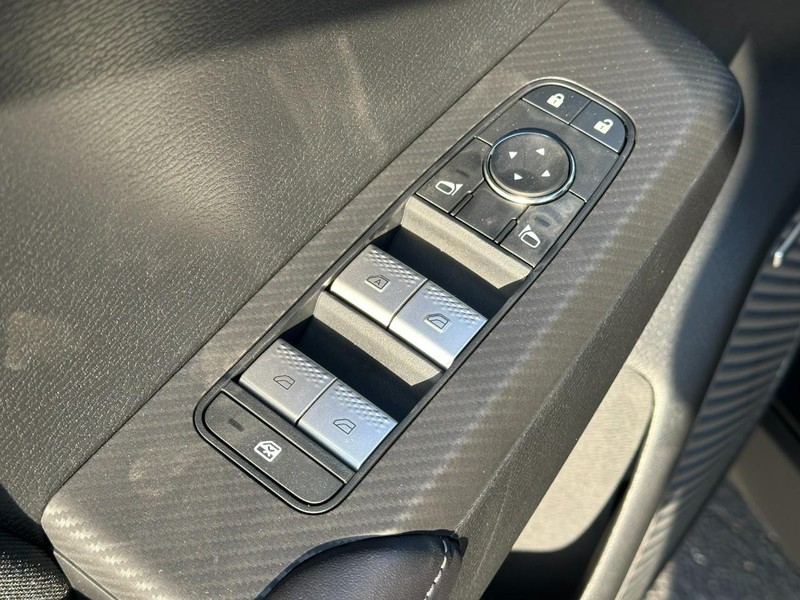 Mitsubishi Outlander Vehicle Full-screen Gallery Image 9