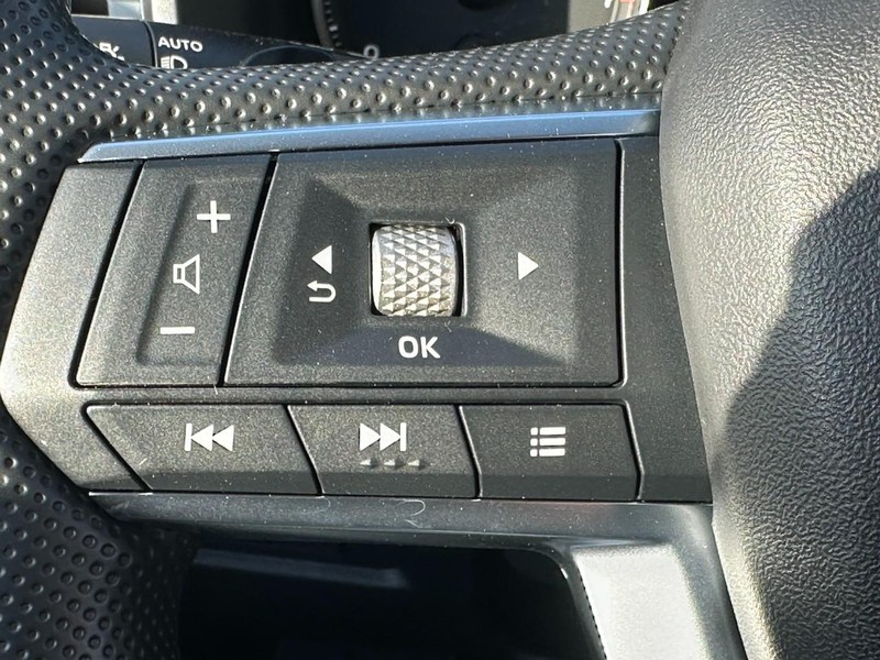 Mitsubishi Outlander Vehicle Full-screen Gallery Image 11