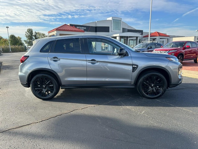 Mitsubishi Outlander Sport Vehicle Full-screen Gallery Image 2