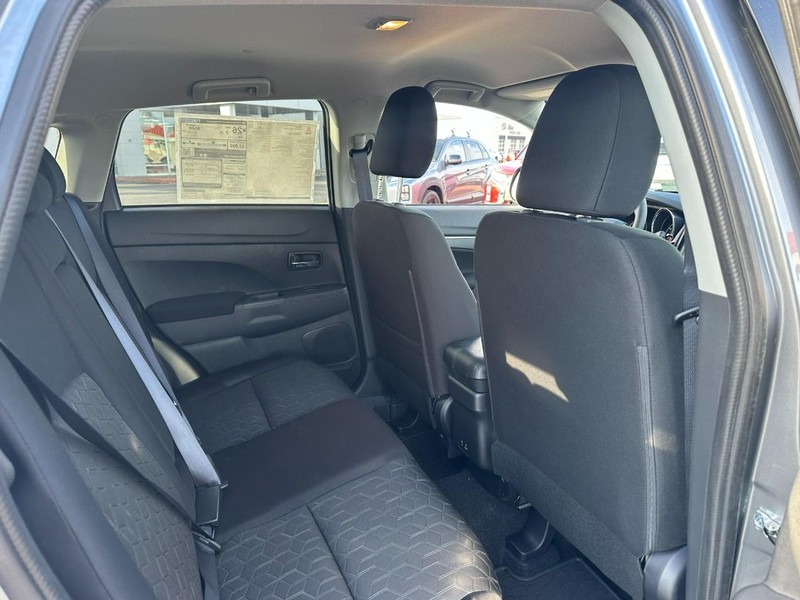 Mitsubishi Outlander Sport Vehicle Full-screen Gallery Image 4