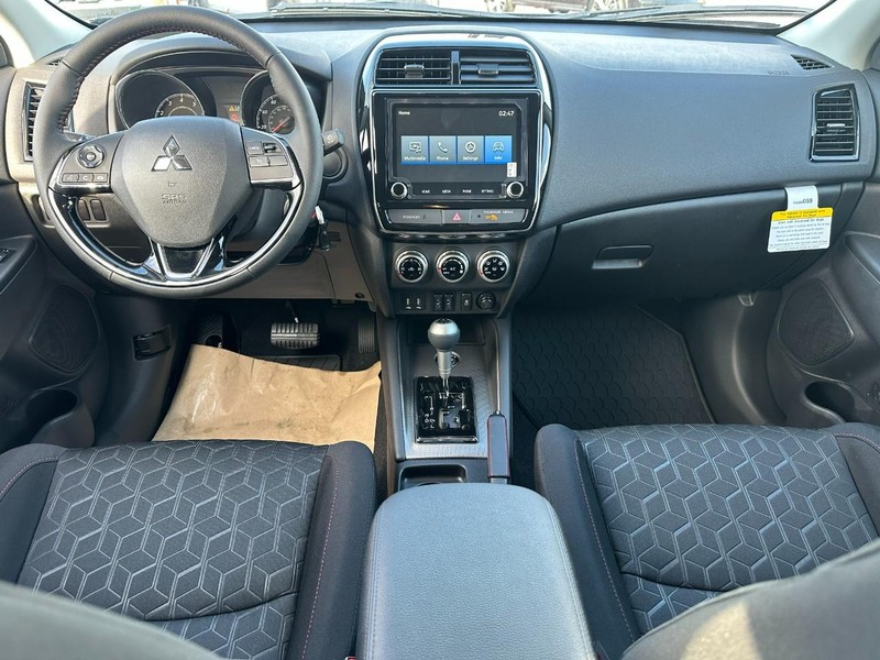 Mitsubishi Outlander Sport Vehicle Full-screen Gallery Image 5