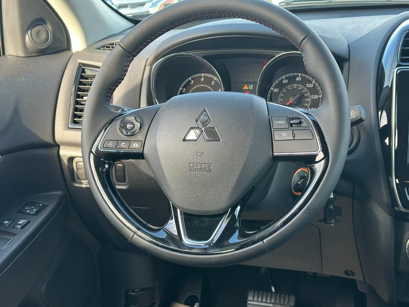 Mitsubishi Outlander Sport Vehicle Full-screen Gallery Image 6