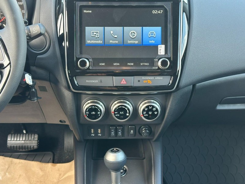 Mitsubishi Outlander Sport Vehicle Full-screen Gallery Image 7