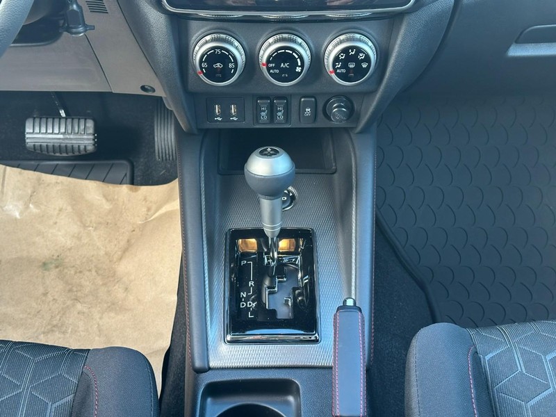 Mitsubishi Outlander Sport Vehicle Full-screen Gallery Image 8