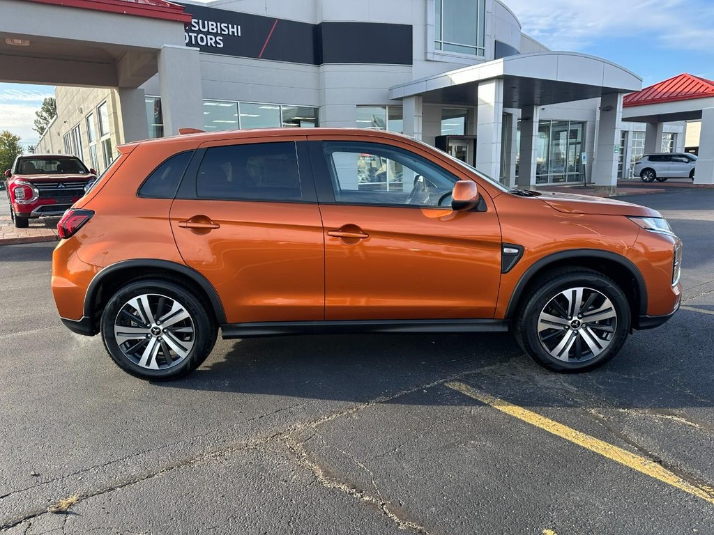 Mitsubishi Outlander Sport Vehicle Full-screen Gallery Image 2