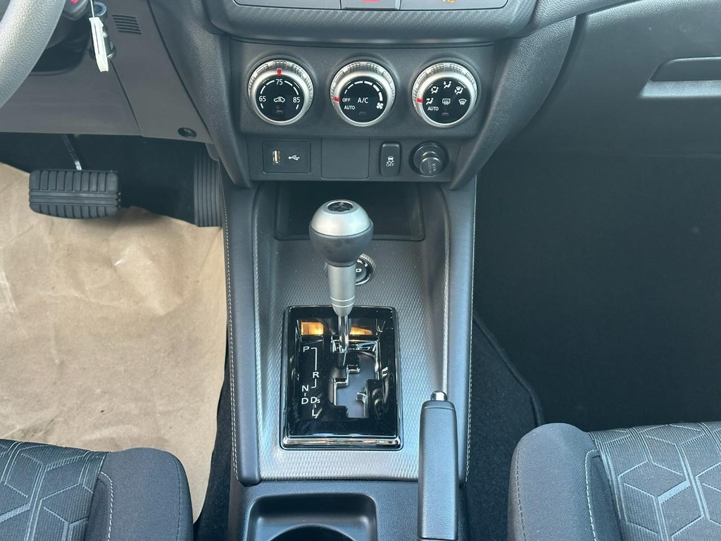 Mitsubishi Outlander Sport Vehicle Full-screen Gallery Image 8