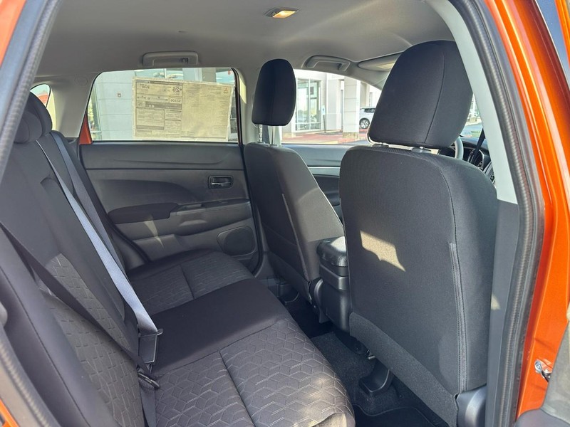 Mitsubishi Outlander Sport Vehicle Full-screen Gallery Image 4