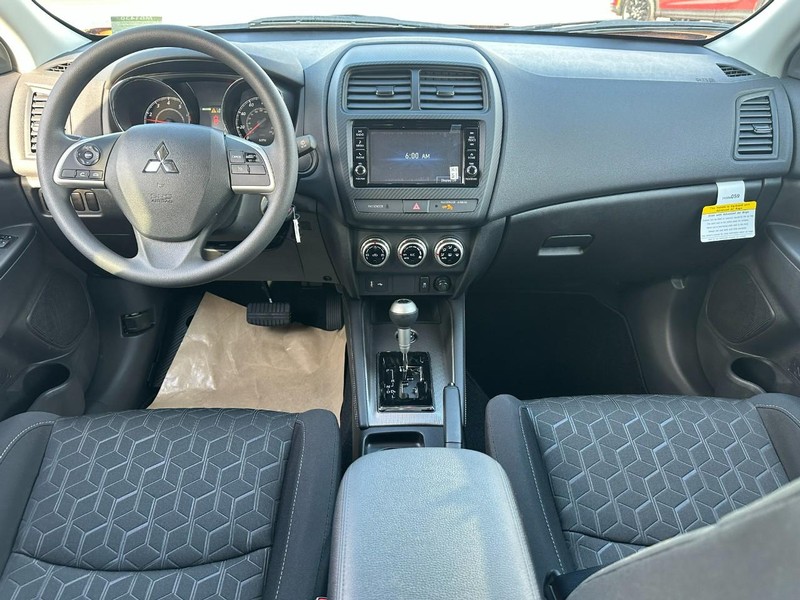 Mitsubishi Outlander Sport Vehicle Full-screen Gallery Image 5