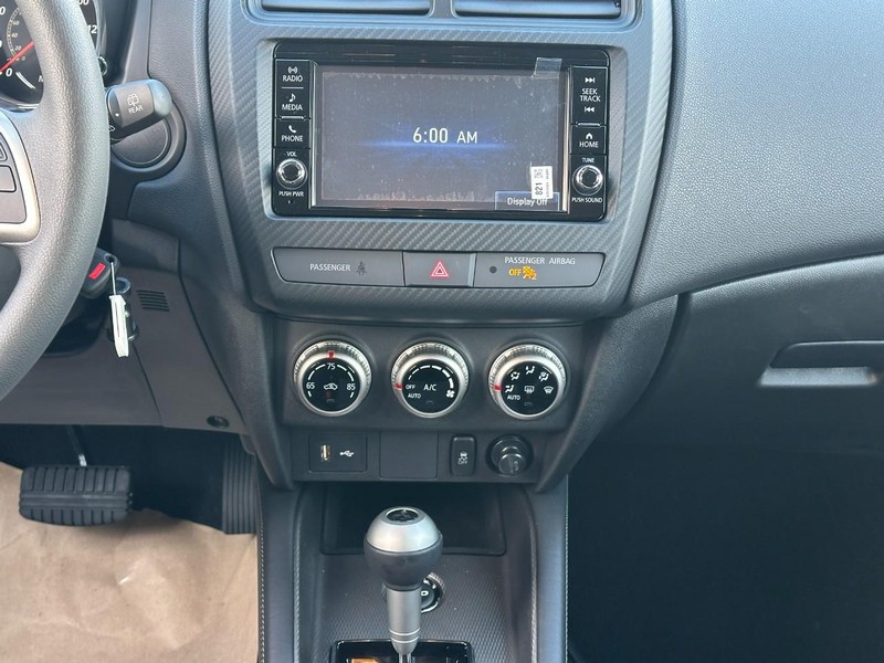 Mitsubishi Outlander Sport Vehicle Full-screen Gallery Image 7