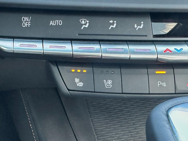 Cadillac CT4 Vehicle Full-screen Gallery Image 16