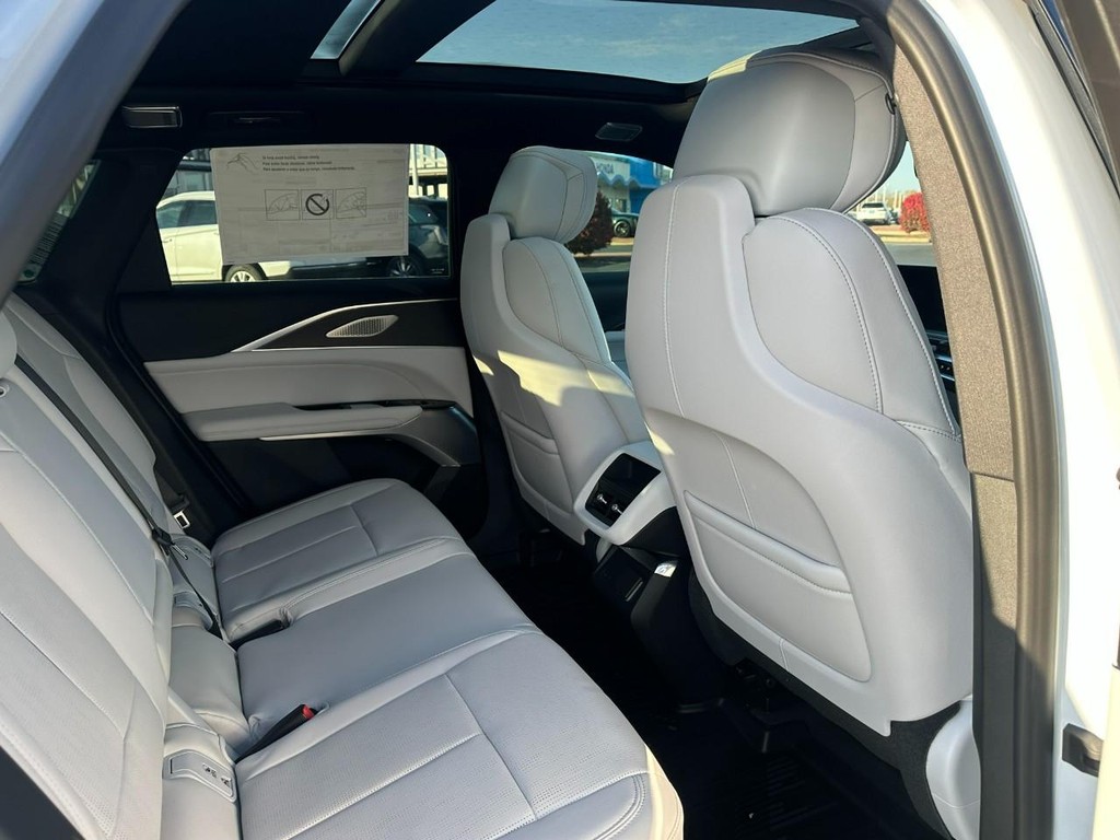 Cadillac LYRIQ Vehicle Full-screen Gallery Image 4