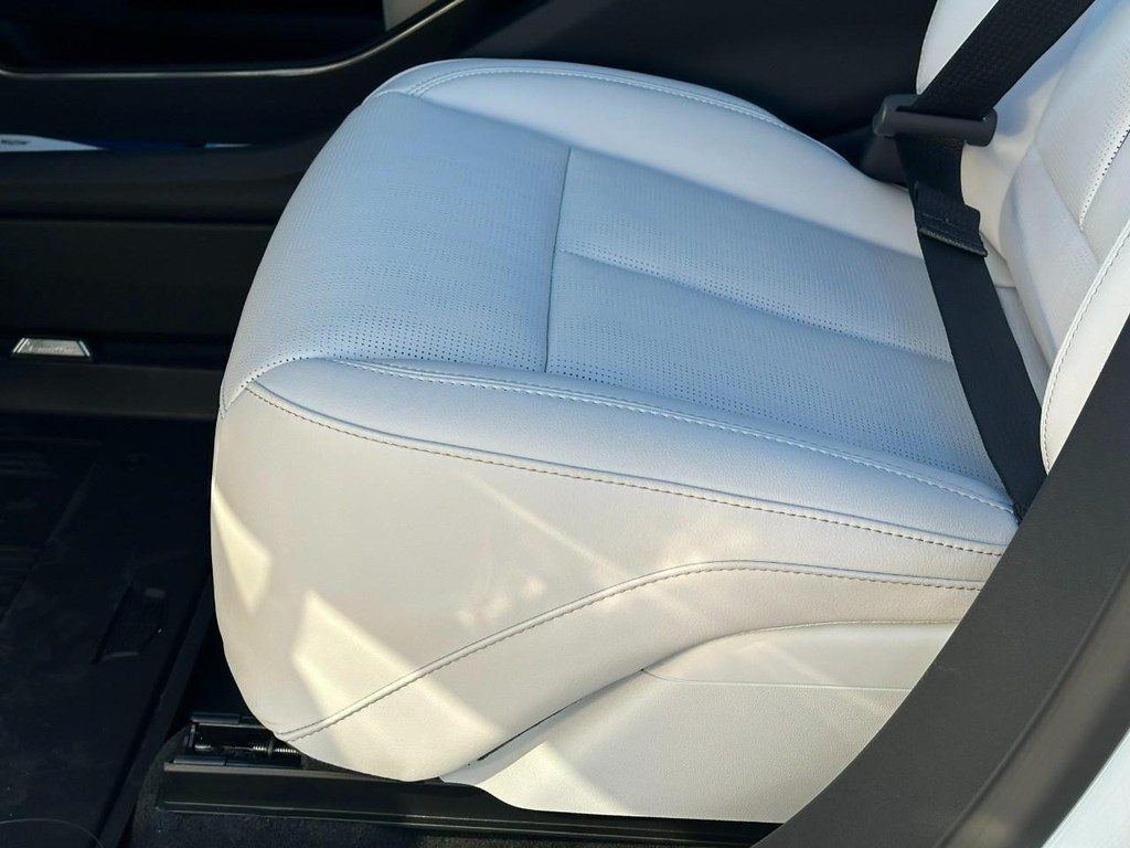 Cadillac LYRIQ Vehicle Full-screen Gallery Image 12