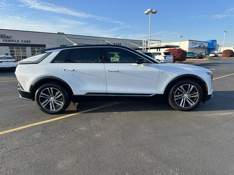 Cadillac LYRIQ Vehicle Full-screen Gallery Image 2