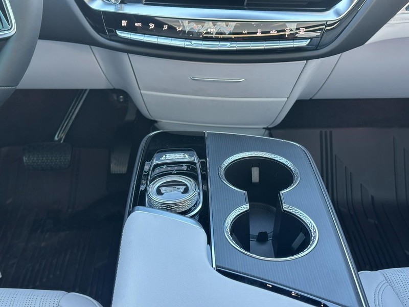 Cadillac LYRIQ Vehicle Full-screen Gallery Image 9